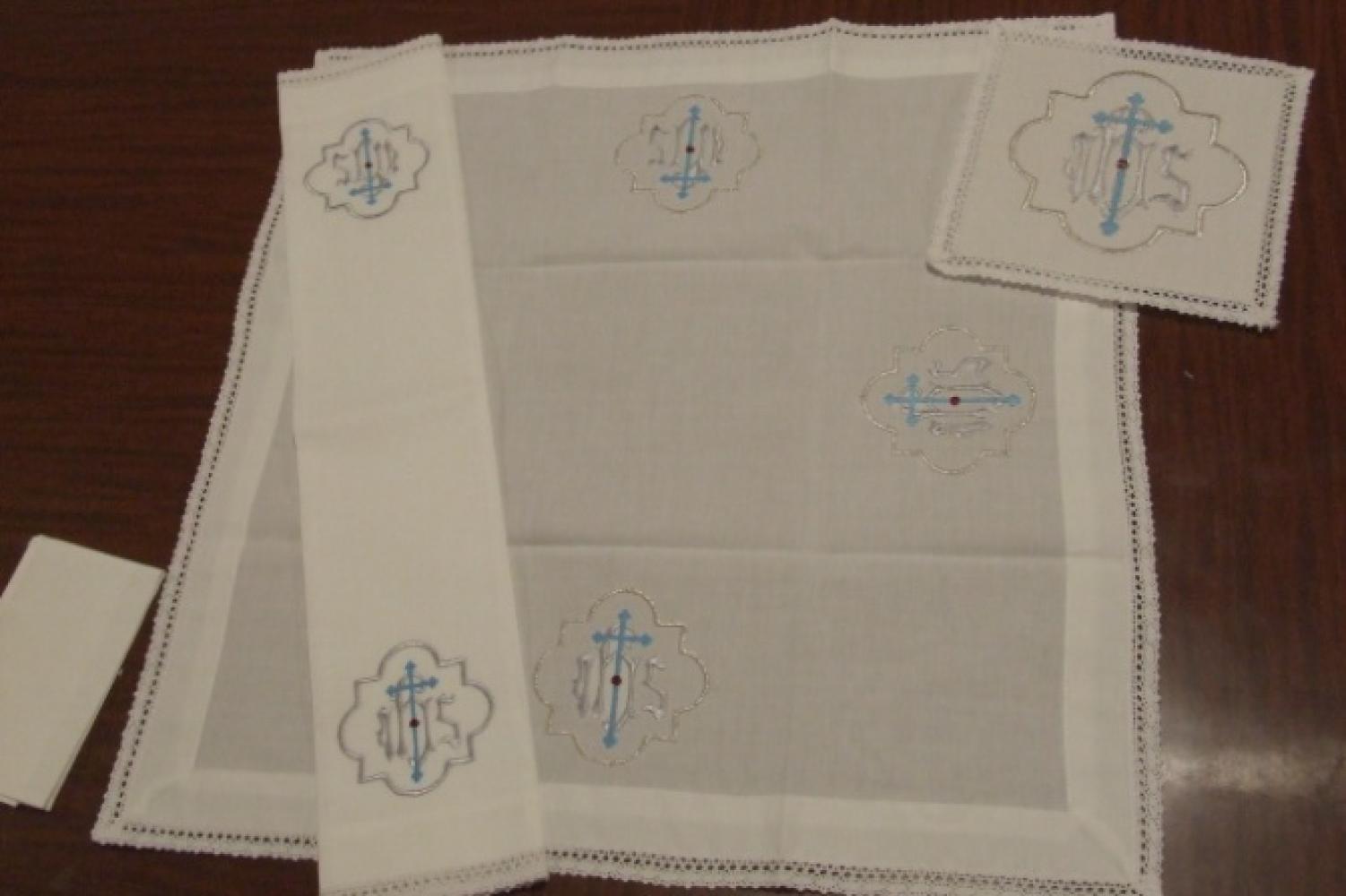 Kehelygarnitúra Mária monogrammal – kék/fehér