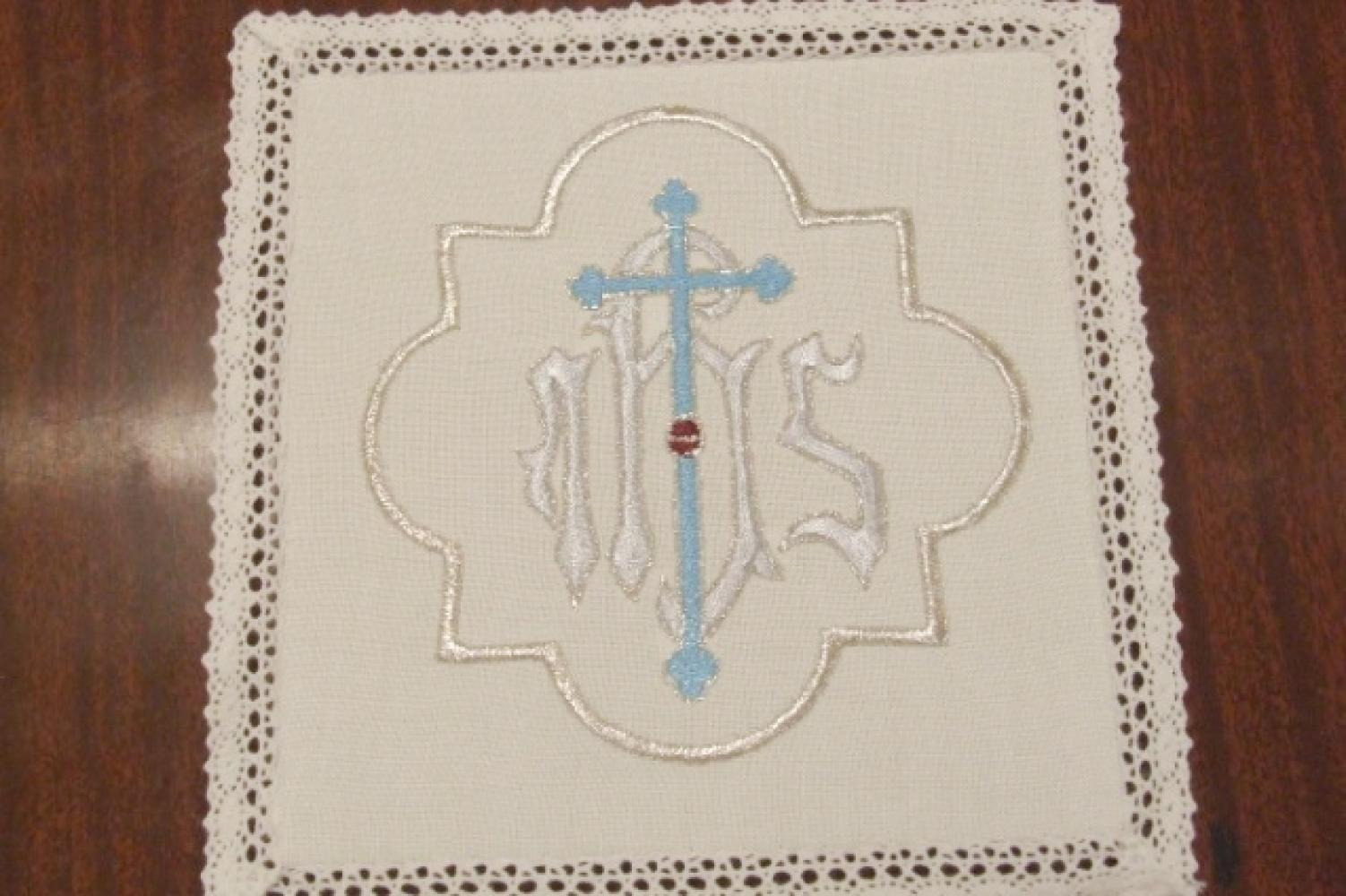 Kehelygarnitúra Mária monogrammal – kék/fehér