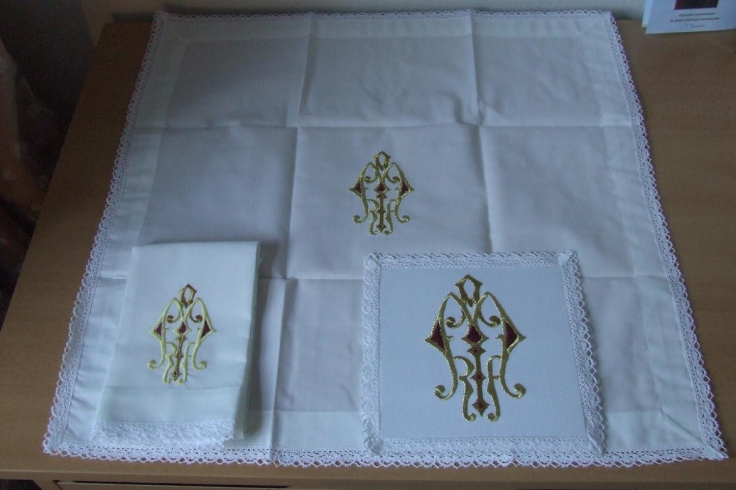 Kehelygarnitúra Mária monogrammal – arany/bordó