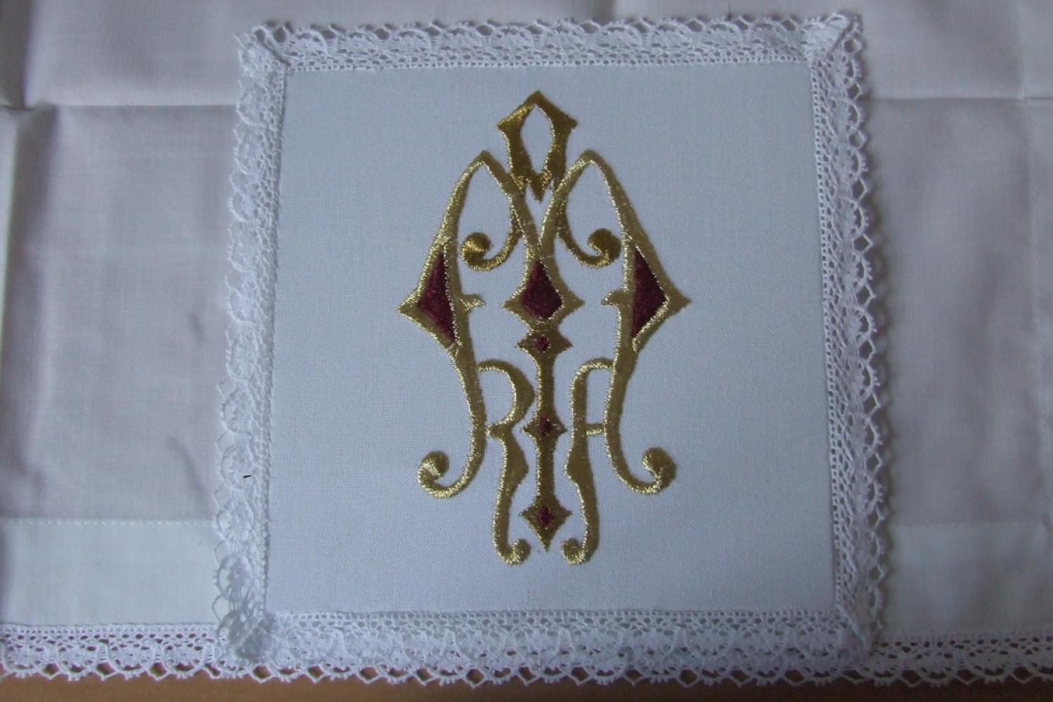 Kehelygarnitúra Mária monogrammal – arany/bordó