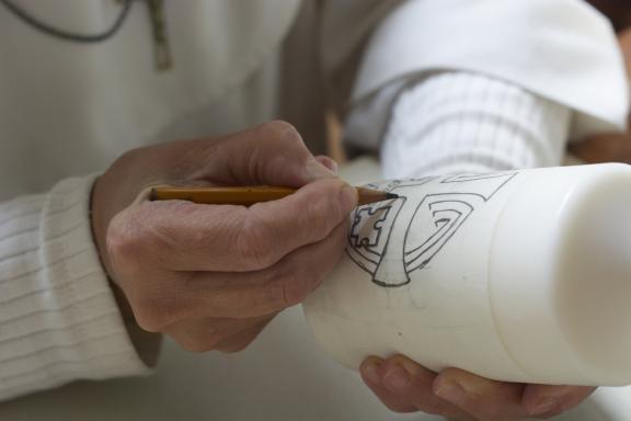 Munka a gyertyaműhelyben