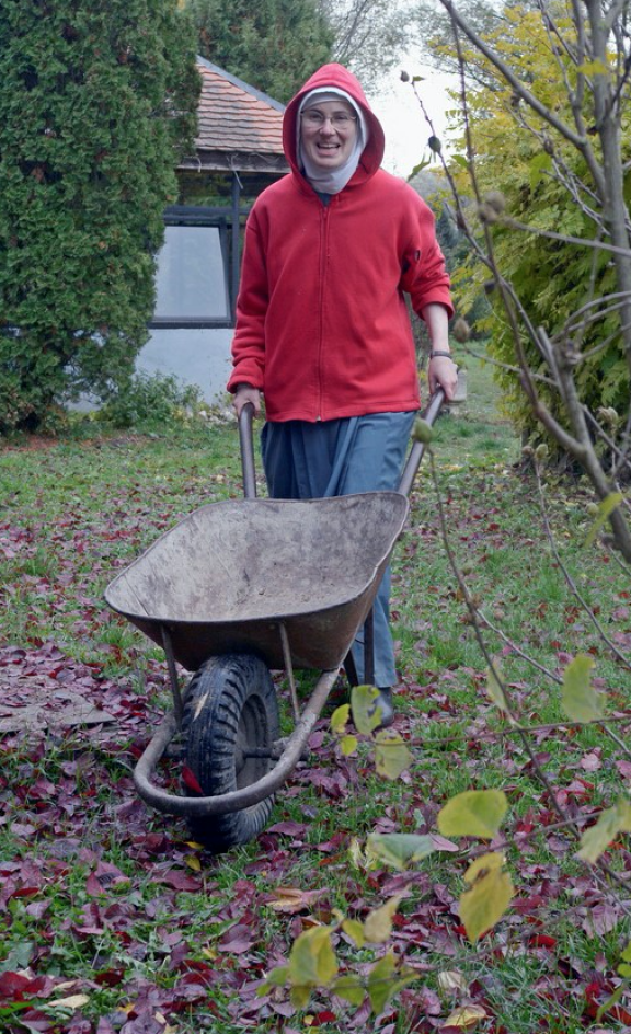 Mária Franciska nővér a kertben