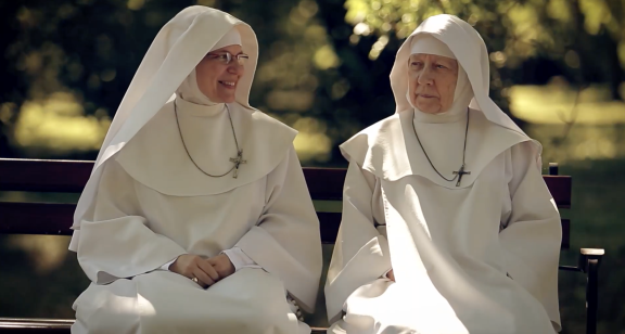 Beszélgetés a kertben