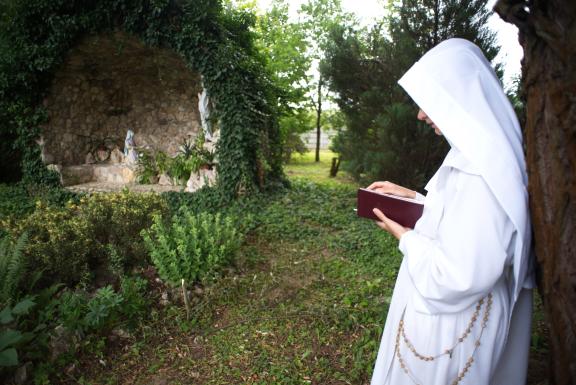Szeretettel és bizalommal ragaszkodunk a Szeplőtelen Szent Szűzhöz