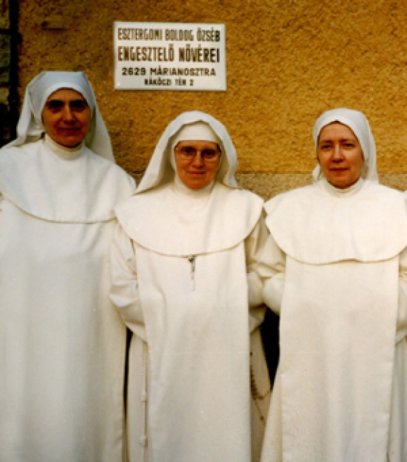 Nővéreink a márianosztrai rendház előtt
